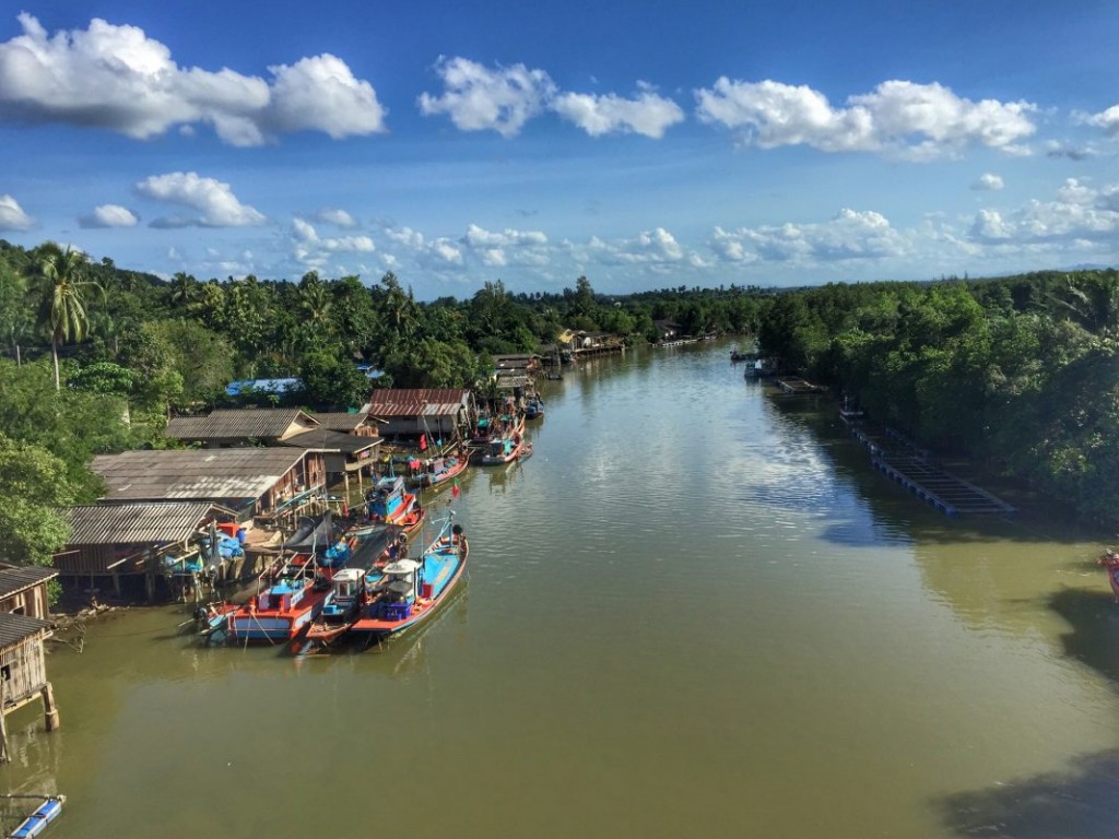 Meereskanal, Fischerboote, Wolken, Himmel, Mangroven in Chumphon Thailand