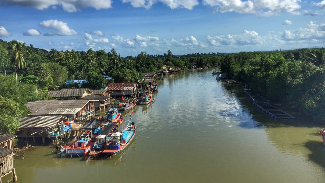 Meereskanal, Fischerboote, Wolken, Himmel, Mangroven. Wohnen und leben in Chumphon Thailand