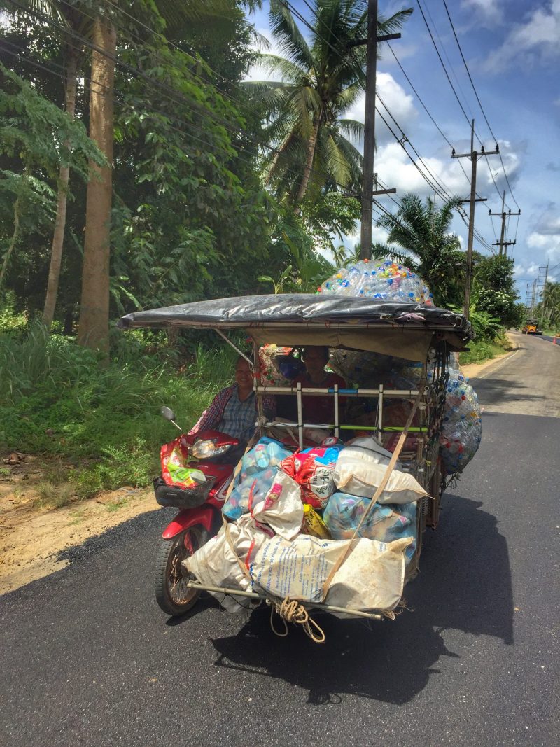 Saläng Moped mit Beiwagen sammeln Plastikflaschen