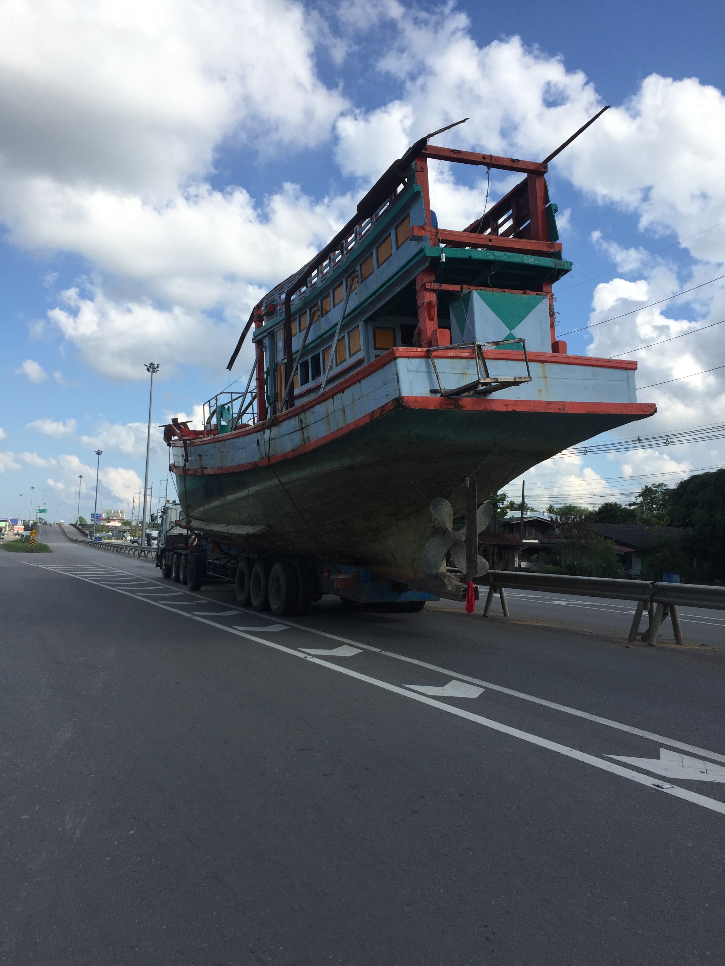 Schifftransport auf der Straße in Chumphon Thailand