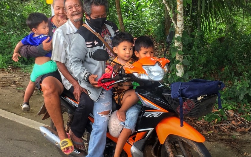 3 Kinder 3 Erwachsene auf einem Moped in Chumphon Thailand