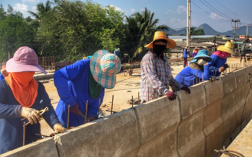 Me Too und Gutmenschen, Frauen bei Brückenbau in Chumphon Thailand, Diskriminierung und Politische Korrektheit fehl am Platz