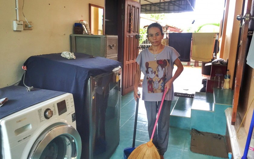 Haushälterin in Thailand bekommt Mindestlohn und kann davon leben