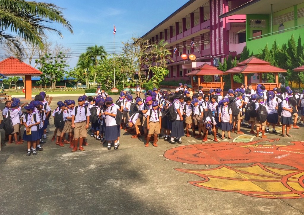Schuluniform Grundschüler Chumphon Thailand