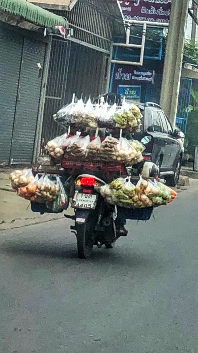 Obstverkäufer auf dem Moped Bangkok