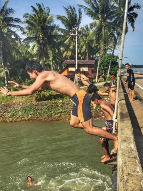 Jugendliche springen ins Wasser, Chumphon Thailand