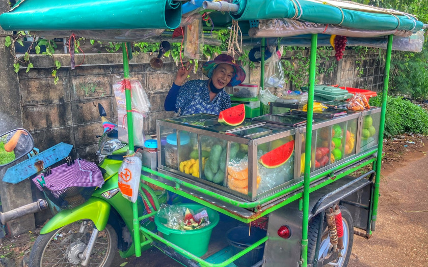Saläng in Thailand, ein Moped mit Beiwagen
