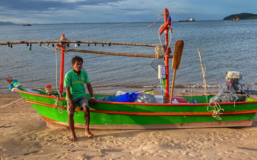 Fischer im Fischerboot, Pak Naam Chumphon Thailand