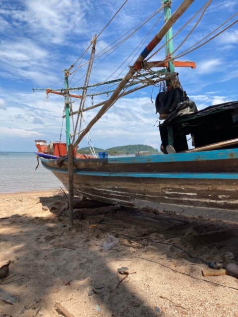 Fischerboot wird am Strand repariert