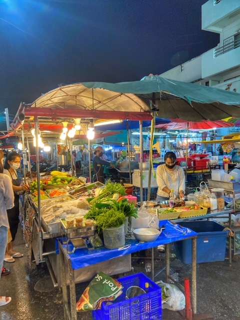 Überall Imbisse am Nachtmarkt in Hua Hin