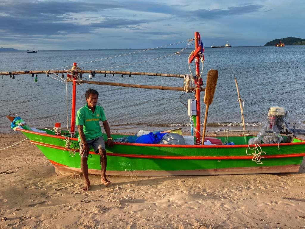 Fischer im Fischerboot ohne Wasser, Pak Naam Chumphon Thailand