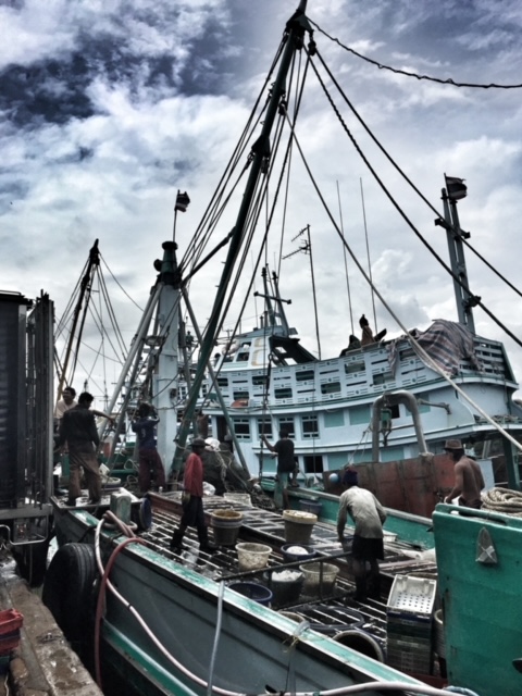Entladung des Fangs, Fischerboot in Chumphon Thailand
