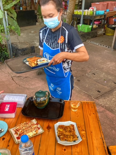 25 Baht pro Stück Roti Pfannkuchen am Straßenrand in Thailand
