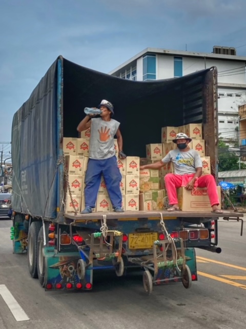 Straßenverkehr Thailand, same same but different, Lastwagen Brotzeit Ladefläche