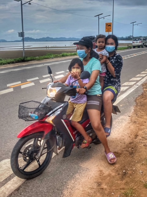 4 auf dem Moped anstelle Fahrrad, Pak Hat Strand, Chumphon, Thailand, Wattenmeer