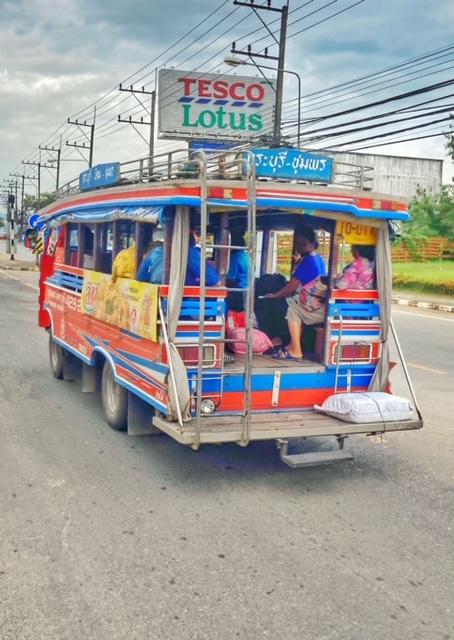 Holzbus nach Kraburi, Straße thailand