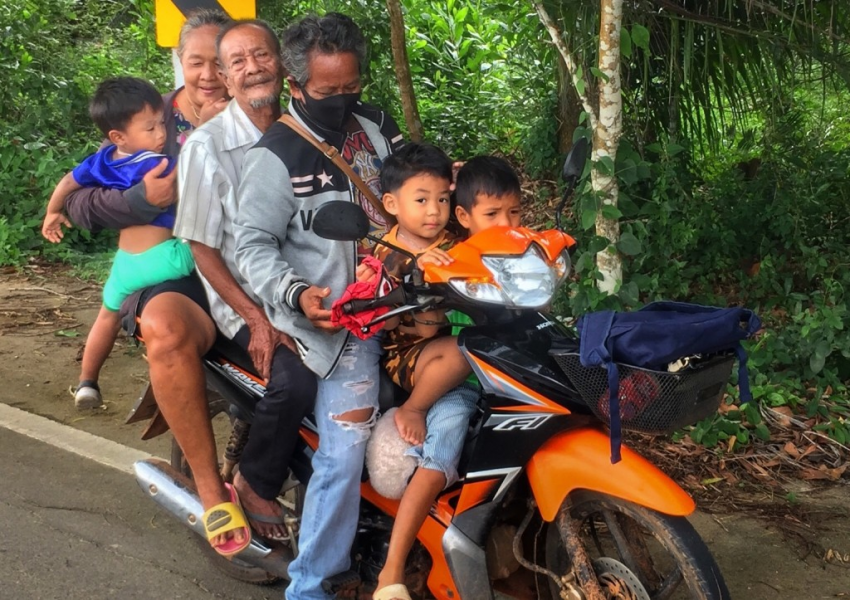Straßenverkehr thailand, moped, auto