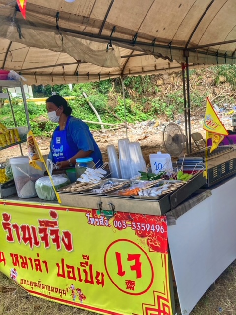 vegetarischer Imbiss (Tsche) in Pak Naam Chumphon Thailand