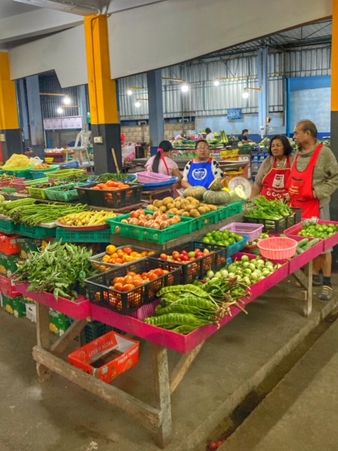 Obst Gemüse Markt am Morgen Thailand