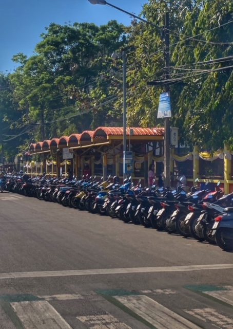 Moped anstelle Fahrrad in Thailand, Schule Chumphon, Honda und Yamaha