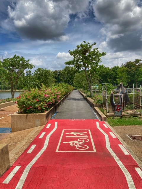 fahrrad jogging im benjakitti park bangkok