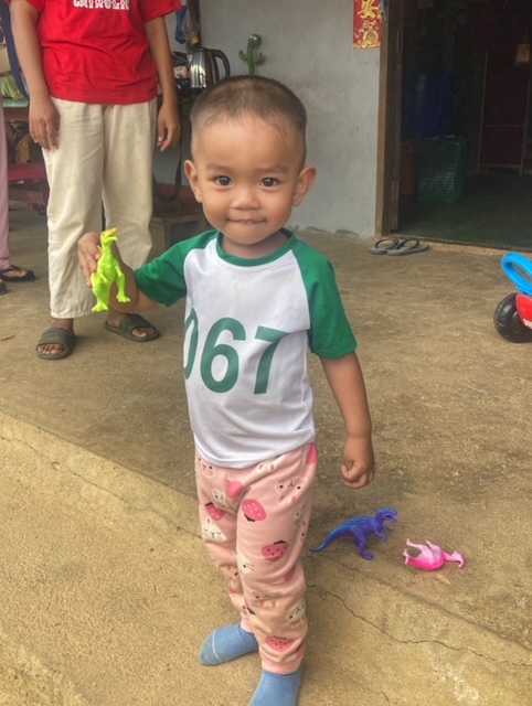 kleiner junge in einem Bergdorf in chiang mai, nordthailand