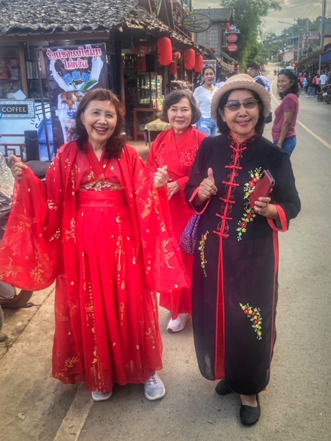 thailändische touristen im chinesischen gewandt in mae hong son
