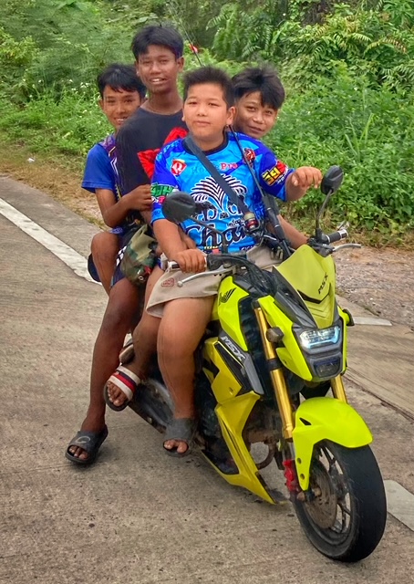 moped roller saläng straße straßenverkehr thailand