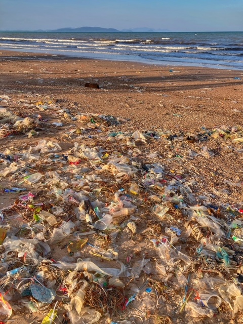 plastik am strand in chumphon thailand