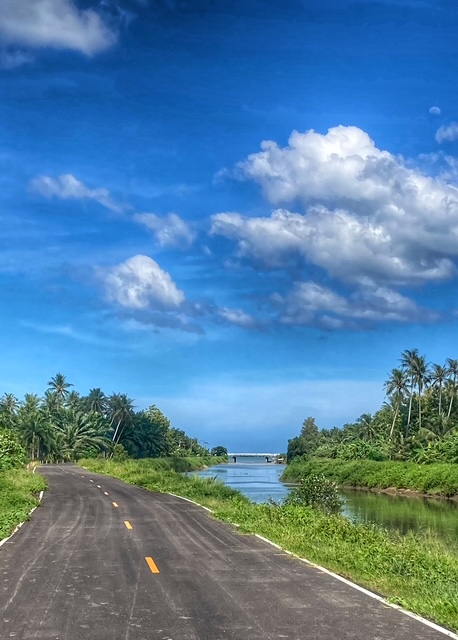 fahrrad, radeln auf neuer strasse zum meer, golf thailand in chumphon, monsun