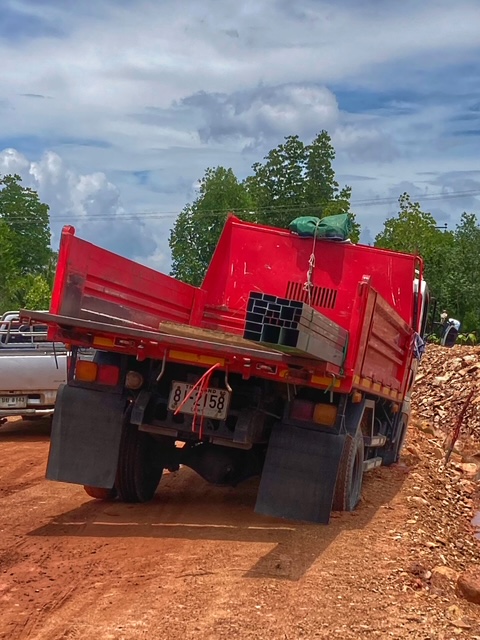 lastwagen grundstück regen steckt im schlamm, chumphon thailand