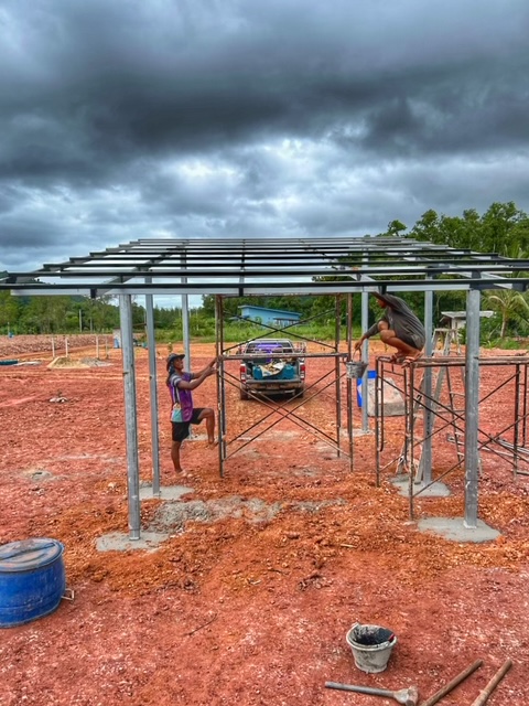 Selbsterlebtes im Garten in Thailand, wie wir mit lokalem Baumaterial einen Schuppen, eine Zufahrtsstraße und sogar einen Pier selbst bauen konnten – ganz ohne Genehmigungen und zu überraschend niedrigen Preisen.
