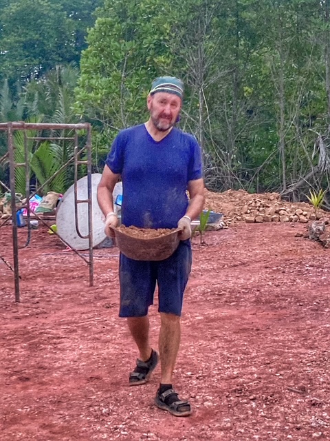 sand und steine schleppen für zufahrtsstrasse