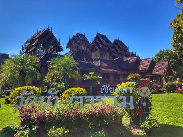 beruehmter teakholztempel in phayao