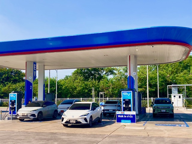 gut besetzte tankstell für elektroautos in thailand