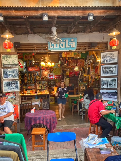 markt und bar in phrea, norden thailand