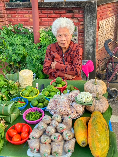 marktfrau in phreas, thailands norden