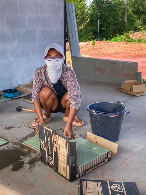 oon beim fliessen legen im schuppen auf der plantage in pak naam chumphon, thailand