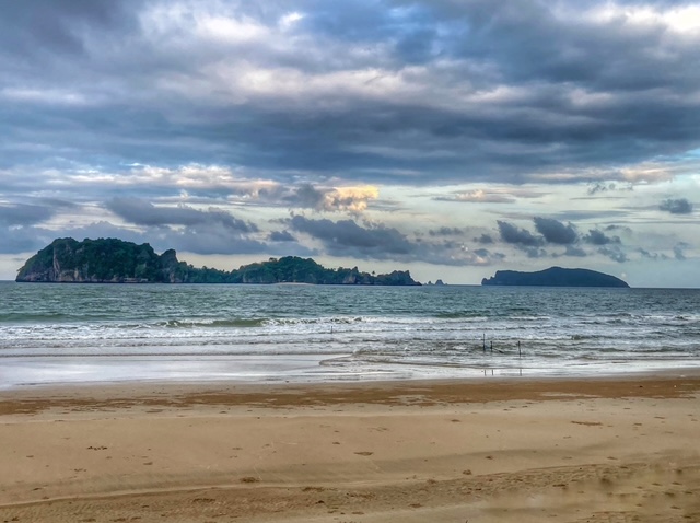 sairee strand dezember 2025, pak naam chumphon, golf von thailand