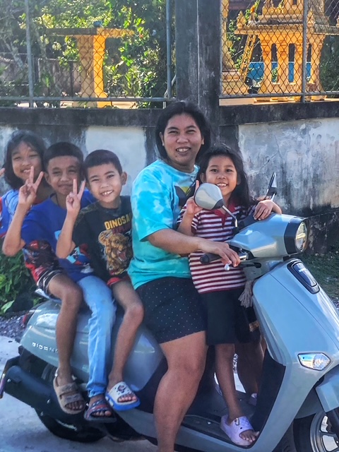 zu fuenft auf dem moped in thailand