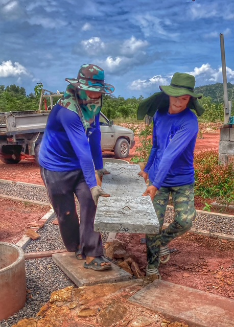 anlieferung baustoffe auf plantage in chumphon, thailand, august 2026