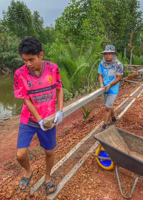 helfer auf der plantage in chumphon thailand