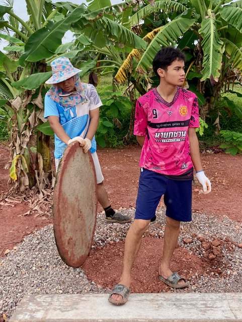 helfer auf der plantage, chumphon, garten in thailand