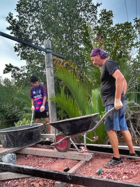 arbeiten auf suan metawi, der plantage in chumphon thailand