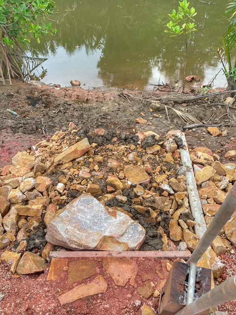 damm und bootsanlegestelle im bau, plantage in chumphon thailand